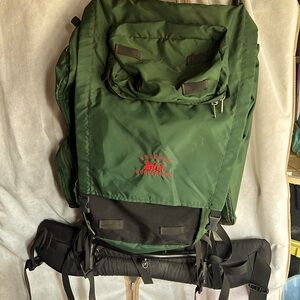 REÍ Green Hiking backpack with frame LARGE pouches outdoor camping wilderness
